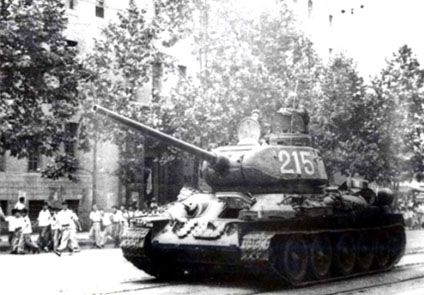 ▲1950년 6월 28일 서울에 진입한 소련제 T-34 전차. ⓒ지저스아미