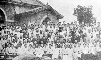 ▲1950년 8월 말부터 부산 초량교회에서 시작된 통회자복기도회에서는 250여명의 목사 장로가 모여 절체절명의 나라를 위해 기도했다.