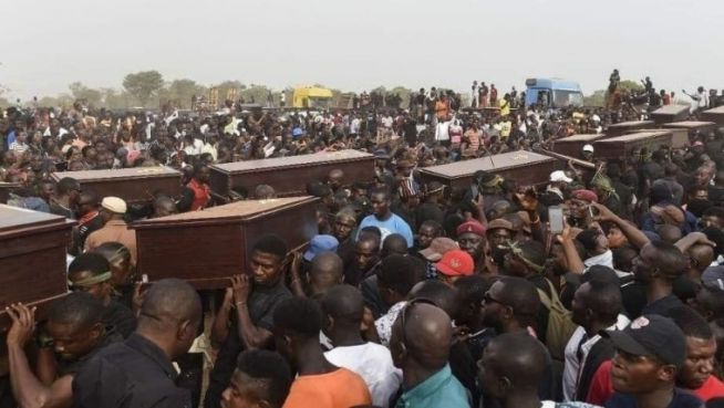 나이지리아 기독교인들이 박해로 목숨을 잃은 마을주민들의 장례식을 치르고 있다. ⓒIntersociety 제공