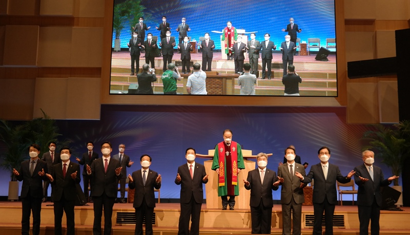 예장 통합 신임 총회장 류영모 목사 취임 감사예배에서 신임 임원들이 파송의 노래를 부르고 있다.