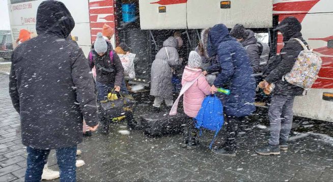 ▲눈보라가 치는 가운데 우크라이나 난민들이 러시아의 침공을 피해 다른 유럽 지역으로 떠나고 있다. ⓒ김태한 선교사 제공