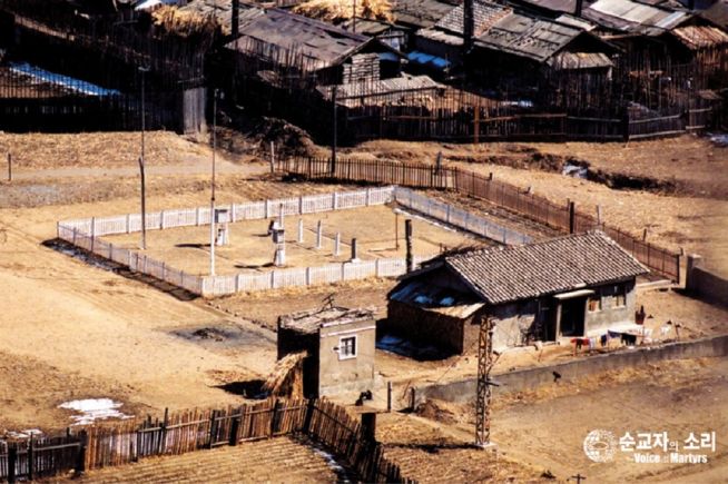 2000년대 초에 순교자의소리가 입수한 사진. 두만강 인근에 위치한 이 시설은 북한의 처형장으로 보인다.