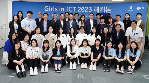 에릭슨엘지가 개최한 ‘Girls in ICT 해커톤’ 결선 참가자들이 기념 촬영을 하고 있다