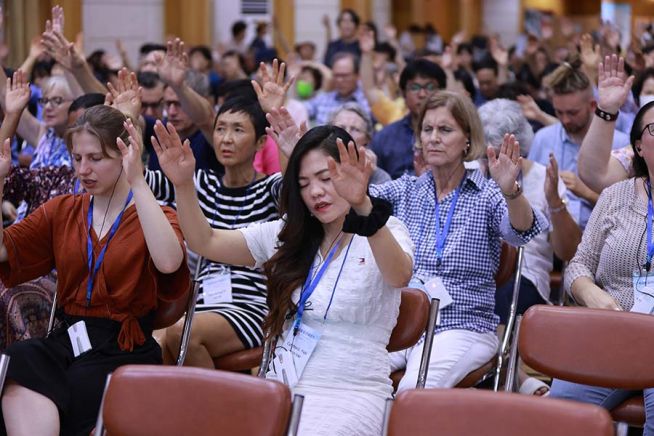 ▲해외 참석자들이 손을 들고 기도하고 있다. ⓒ에스더기도운동