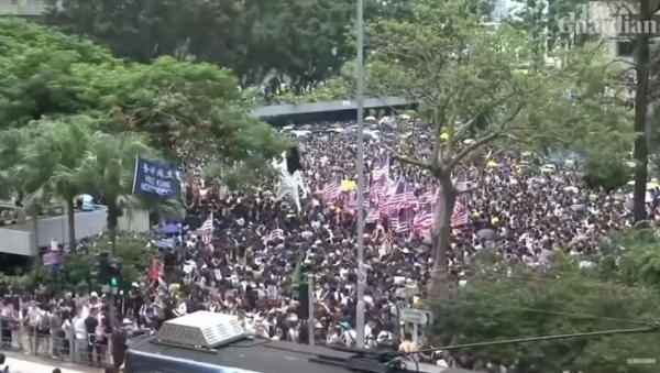 ▲작년 9월 홍콩의 시위대들은 미국 의회에 ‘홍콩 인권 민주주의 법안’의 통과를 촉구하는 시위를 벌였다. ⓒ영국 가디언지 보도화면 캡쳐