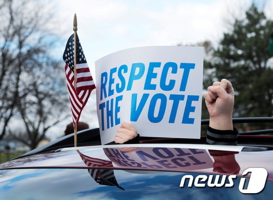 유권자들이 시위를 통해 개표 결과를 인증할 것을 촉구하고 있다. © 로이터=뉴스1