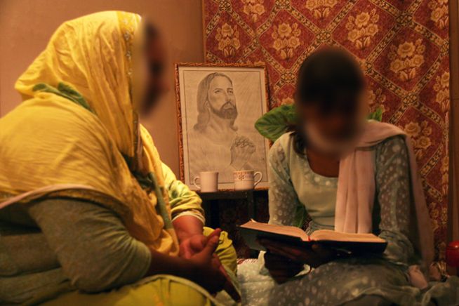 ▲파키스탄의 한 가정에서 딸이 문맹인 어머니에게 성경을 읽어 주고 있다. ⓒ한국 오픈도어