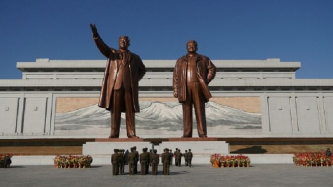 ▲북한 김일성·김정일 동상 앞에서 참배하는 주민들. ⓒPixabay