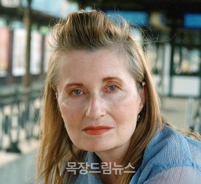 2004년 노벨 문학상 수상자이자 오스트리아 극작가인 엘프리에드 옐리네크(Elfriede Jelinek)