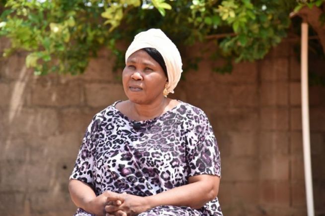 ▲2012년 보코하람의 공격으로 남편을 잃은 나이지리아 기독교인 여성 아미나. 그로부터 5년 후, 그녀를 비롯한 10명의 기독교인 여성들은 보코하람에 납치되어 8개월 동안 인질로 억류돼 있다가 정부군의 도움으로 석방됐다.