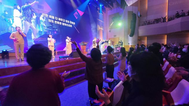 1만 4천여 교회가 참여하는 2021 다니엘기도회가 1일 오후 8시 서울 오륜교회에서 첫날 일정을 시작했다. ⓒ송경호 기자