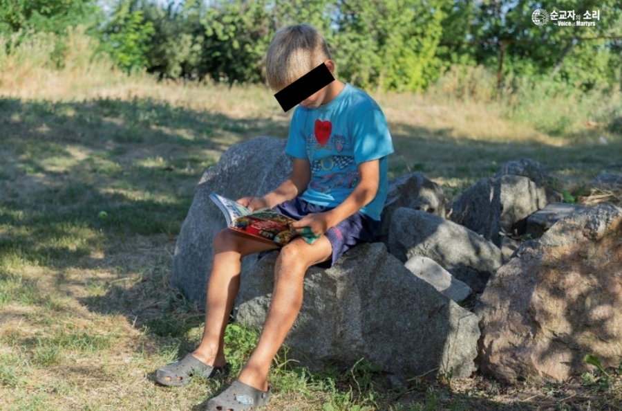 설명: 우크라이나 동부 ‘회색지대’에 사는 소년 바냐는 신약성경을 받고 울음을 터트렸다. 감옥에 갇혔다가 실종된 아버지가 생각났기 때문이다.