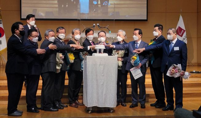 ▲한국교회총연합 2022 한국교회 신년하례회에서 주요 참석자들이 케이크 커팅을 하고 있다. ⓒ송경호 기자