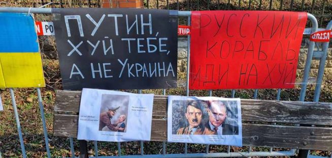 ▲러시아 대사관 앞에는 푸틴을 히틀러에 비교하는 게시물들이 보인다. ⓒ곽용화 선교사