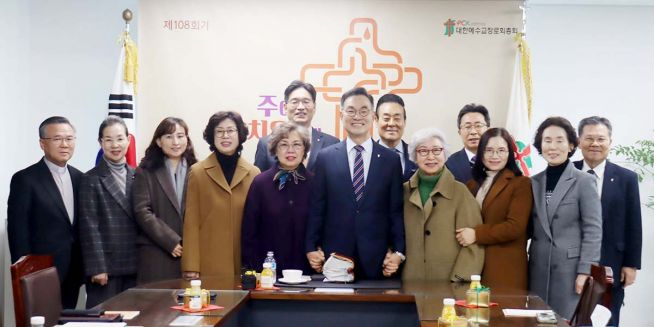 김의식 총회장이 지난해 12월 8일 목회자유가족협의회 임원들을 초청해 격려하고 있다. ⓒ예장 통합